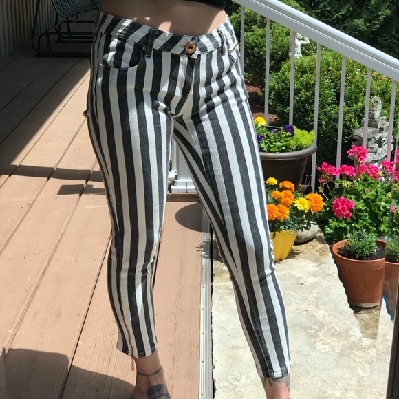 Mid-Rise Black and White Striped 7/8 Pants - Picture 6 of 10